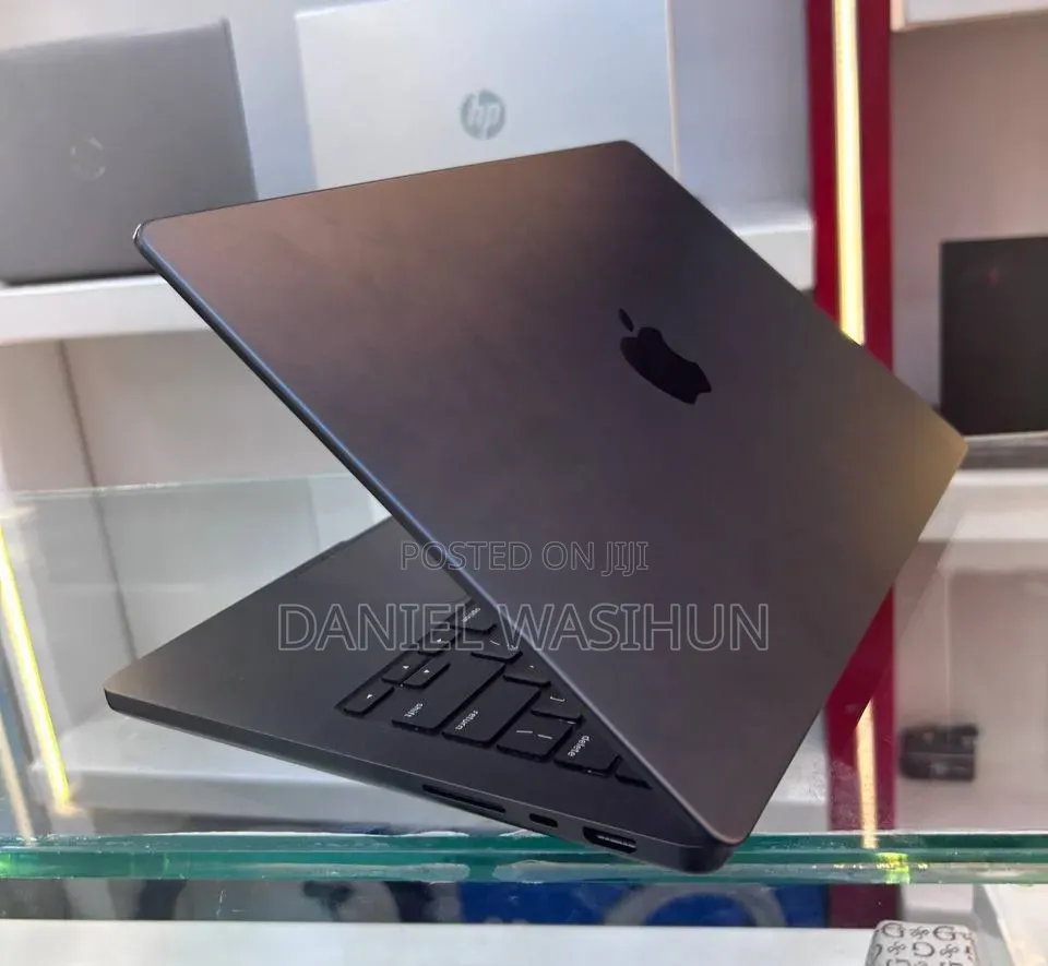 New Laptop Apple MacBook Pro 2023 M3 18GB Apple M3 Pro SSD 512GB