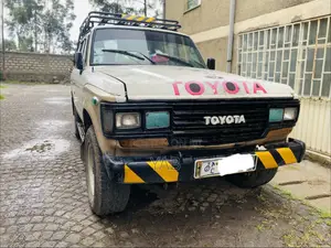 Toyota Land Cruiser 1989 White