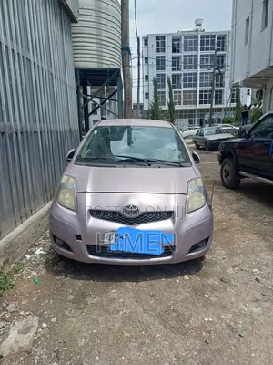 Toyota Yaris Base Hatchback 5dr 2010 Purple