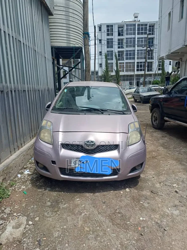 Toyota Yaris Base Hatchback 5dr 2010 Purple