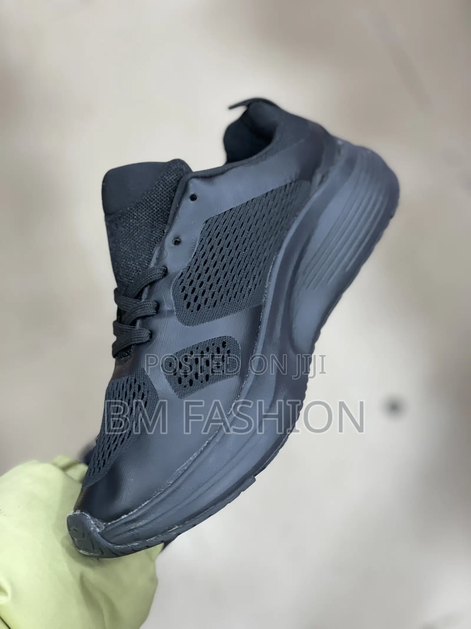 Skechers Max Cushioning: Stealth Black Runner