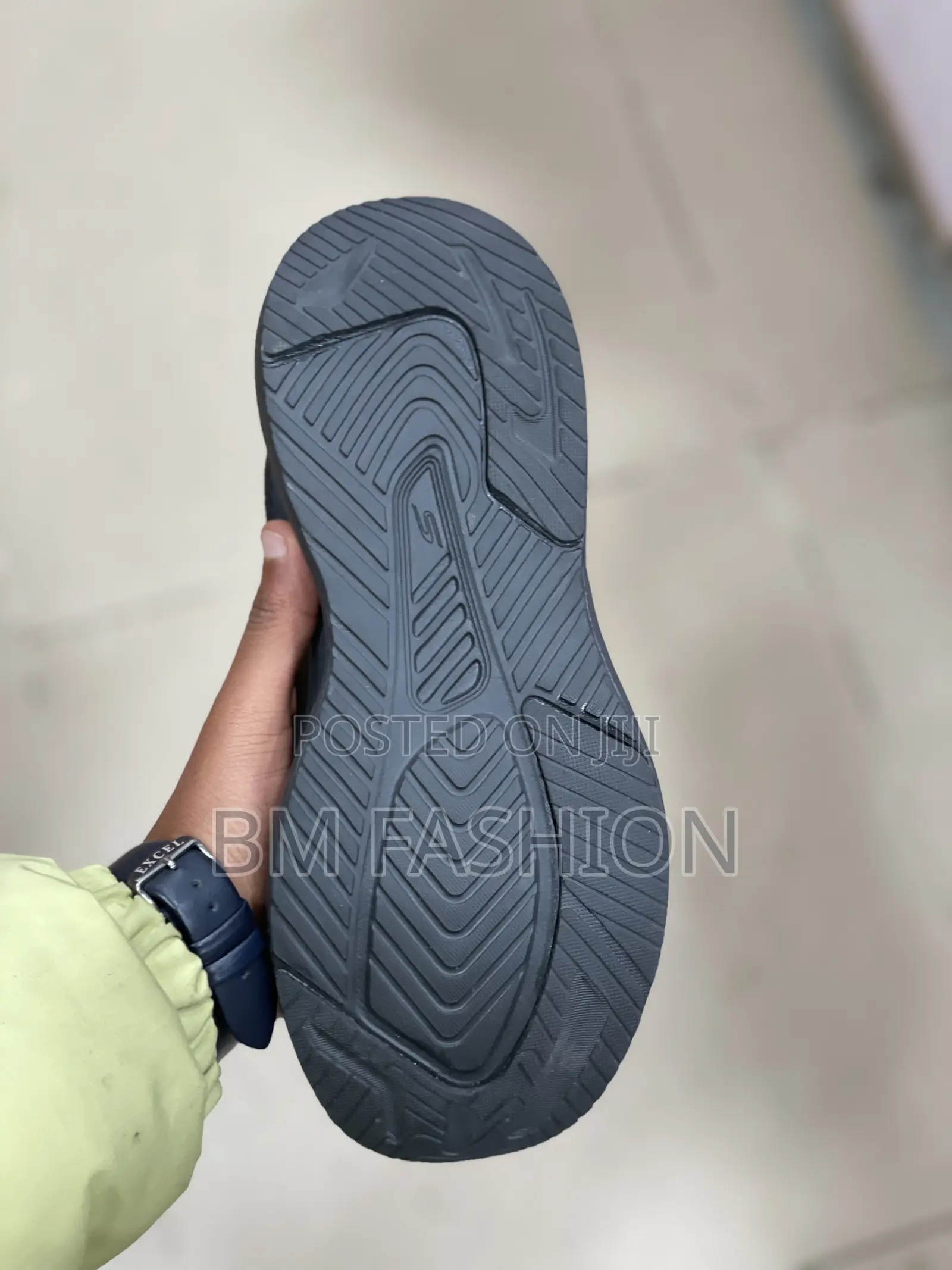 Skechers Max Cushioning: Stealth Black Runner