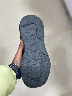 Skechers Max Cushioning: Stealth Black Runner