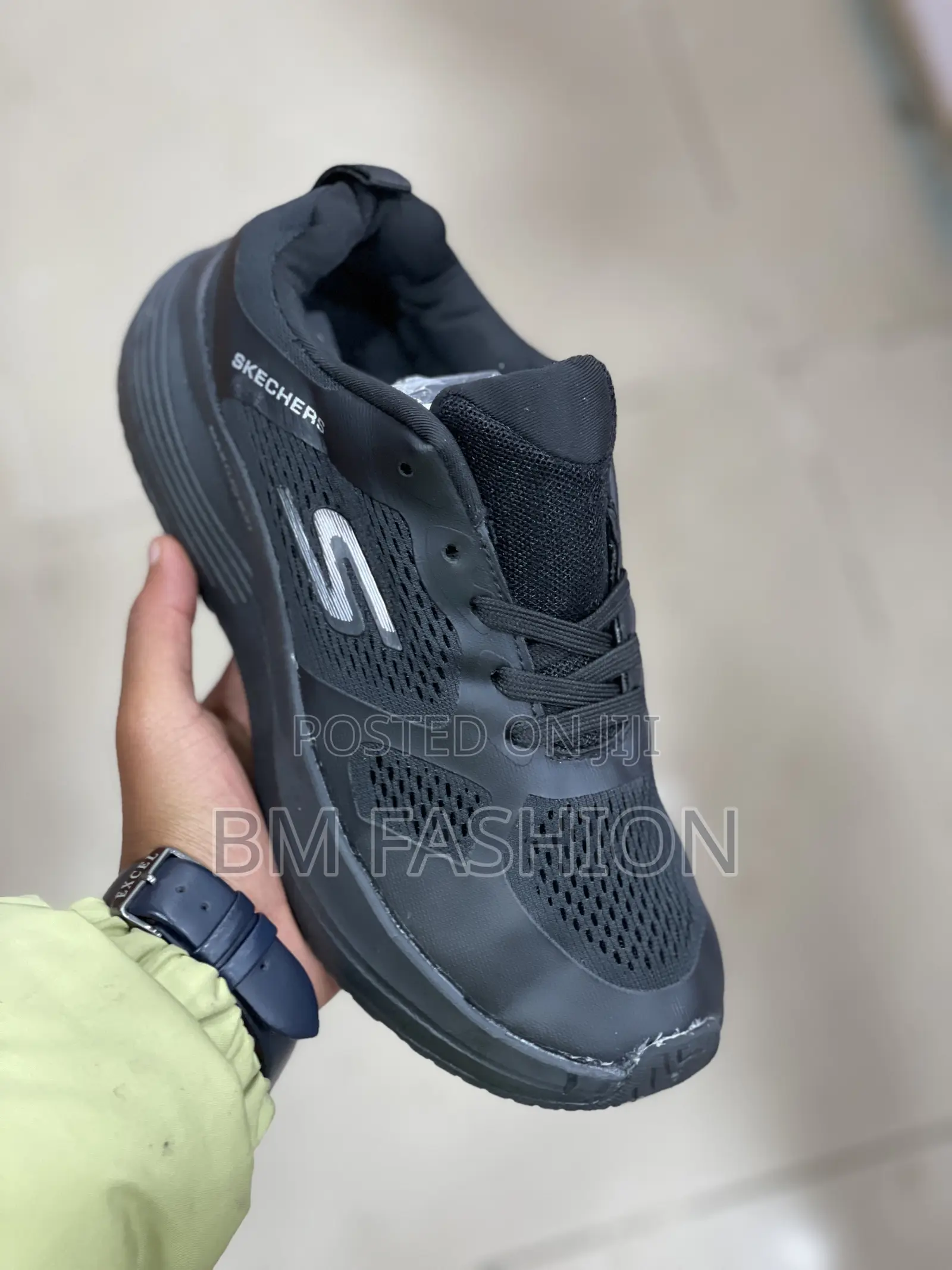 Skechers Max Cushioning: Stealth Black Runner