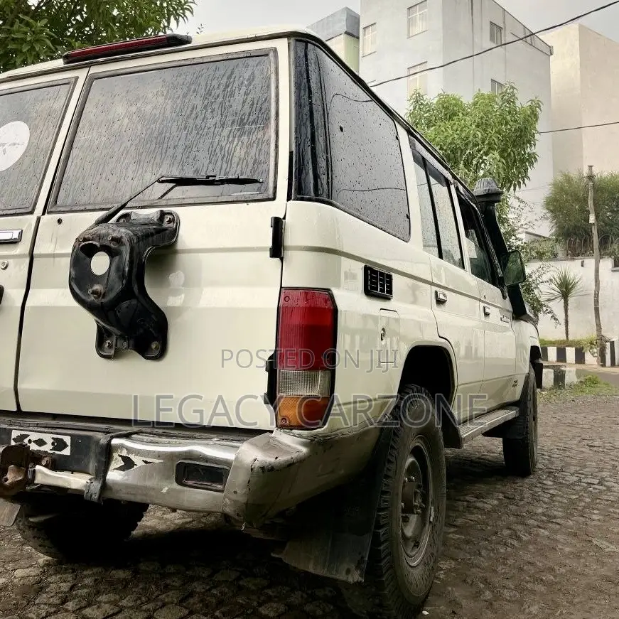 Toyota Land Cruiser 2010 White