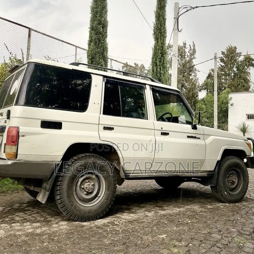 Toyota Land Cruiser 2010 White