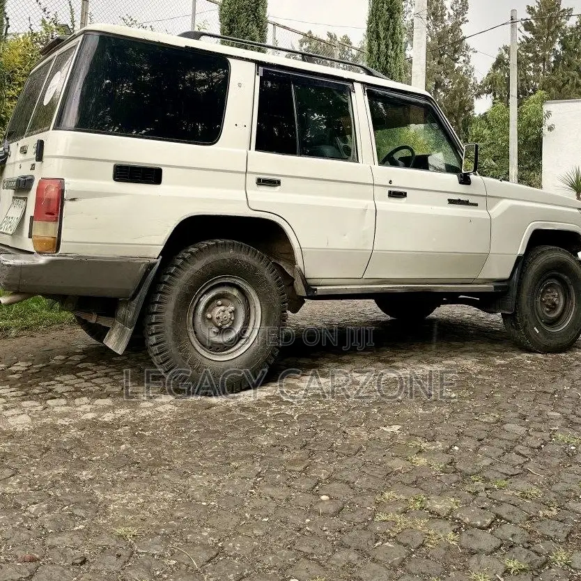 Toyota Land Cruiser 2010 White