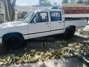 Toyota Hilux 1988 White