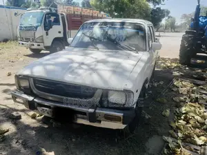 Toyota Hilux 1988 White
