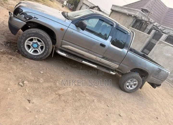 Toyota Hilux 2004 Black