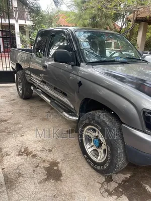 Toyota Hilux 2004 Black