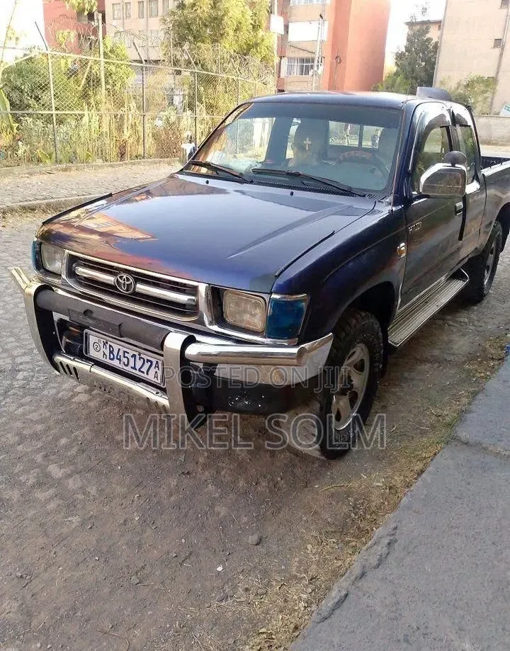 Toyota Hilux 2004 Black