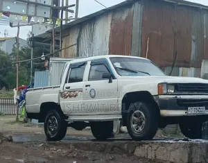 Toyota Hilux 2200 4x4 1986 White
