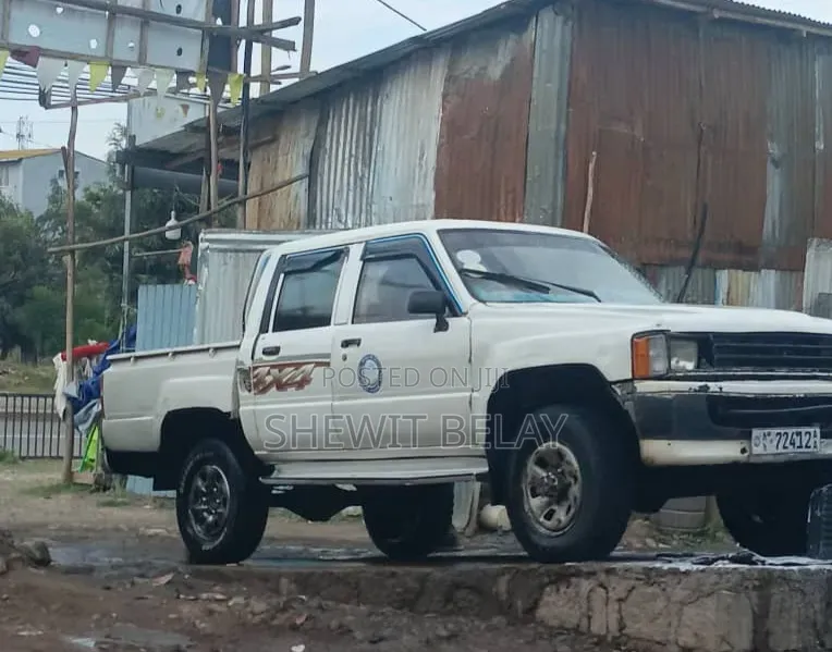 Toyota Hilux 2200 4x4 1986 White