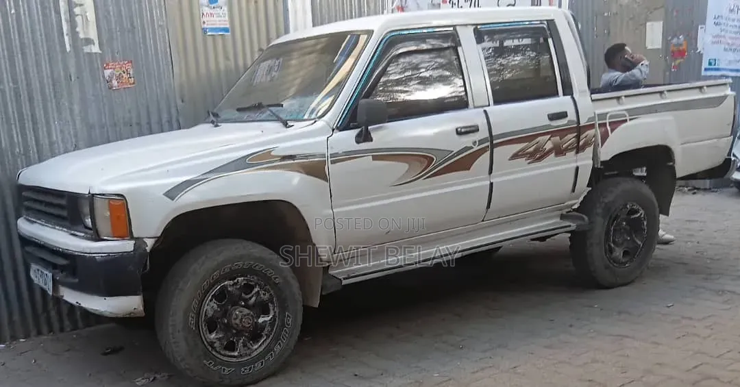 Toyota Hilux 2200 4x4 1986 White