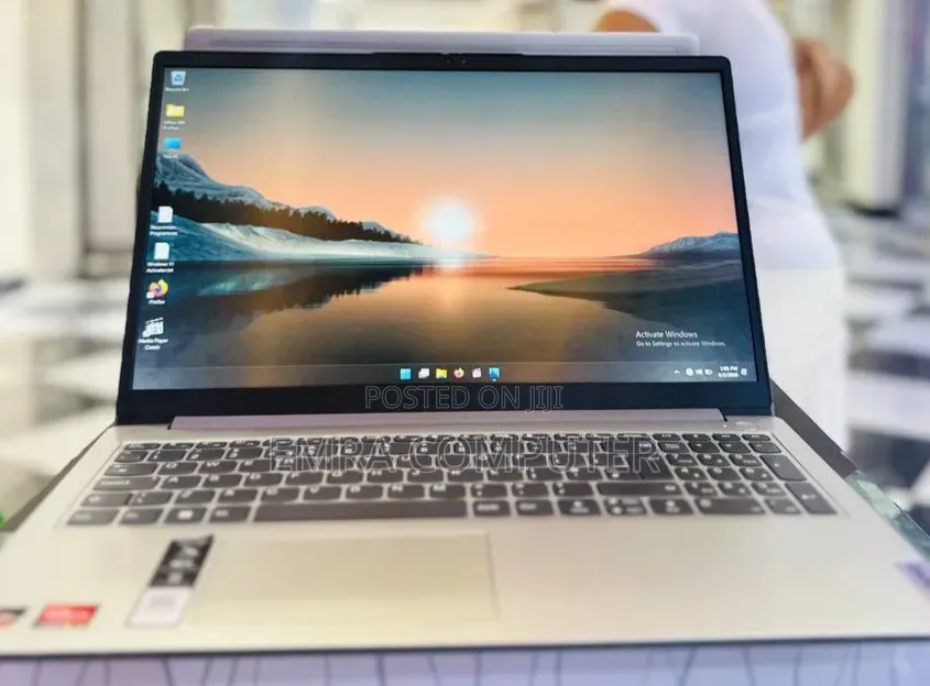 New Laptop Lenovo 8GB Intel Core i5 SSD 512GB