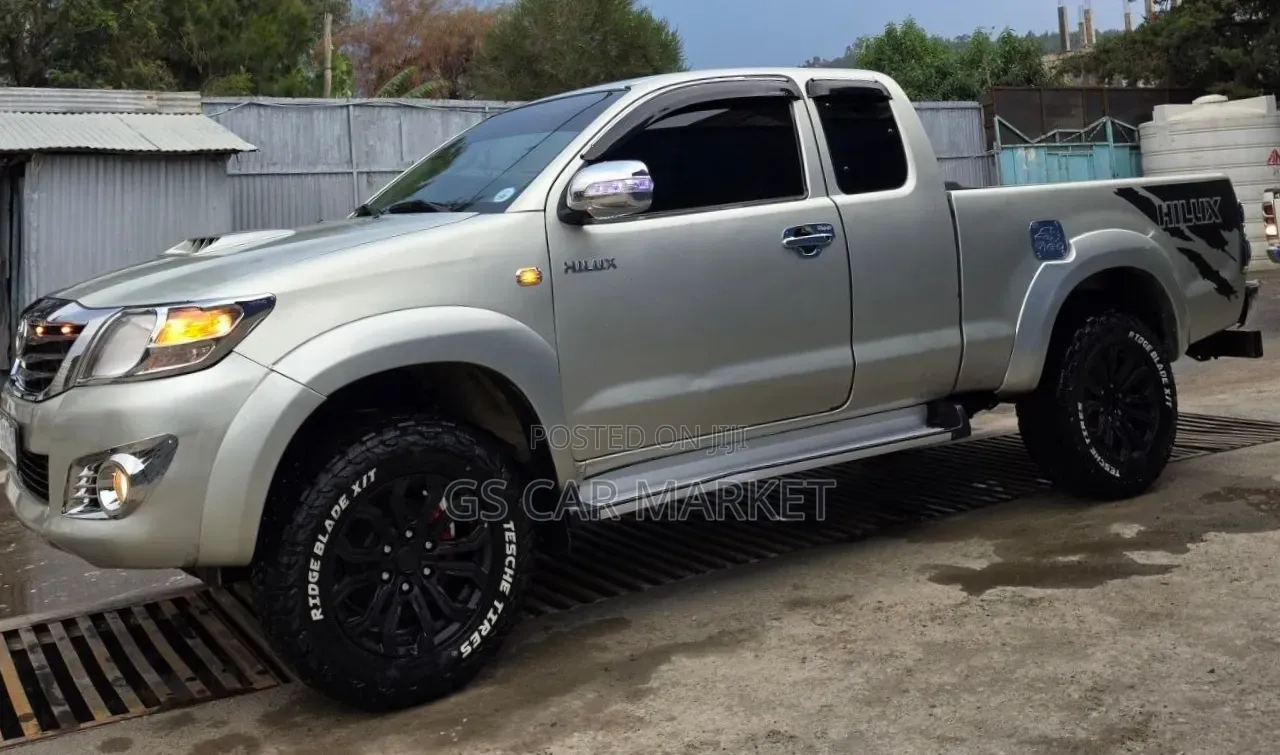 Toyota Hilux 2012 Silver