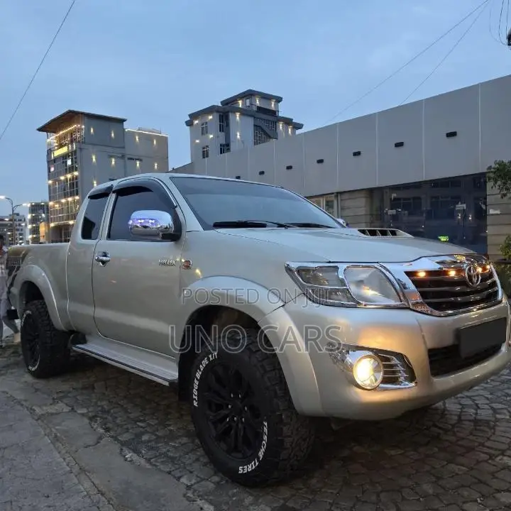 Toyota Hilux 2012 Silver