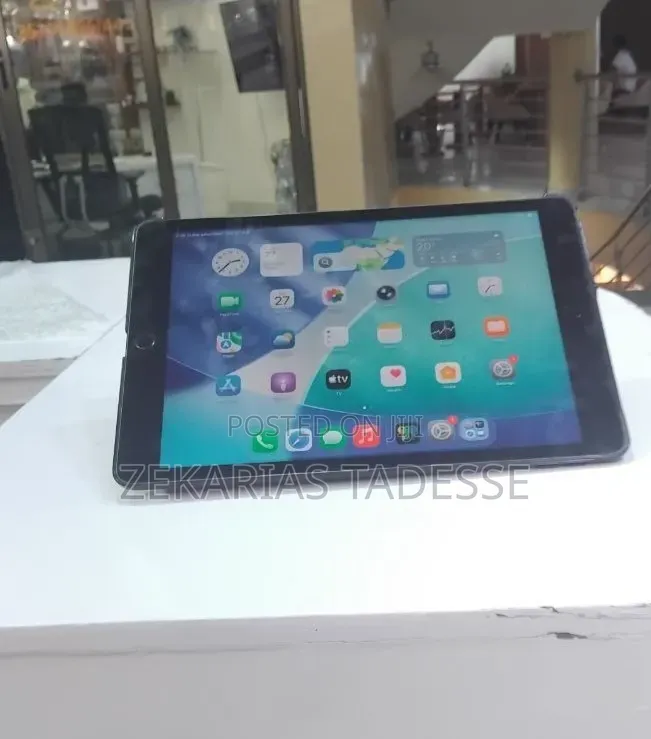 New Apple iPad 9.7 64 GB Silver