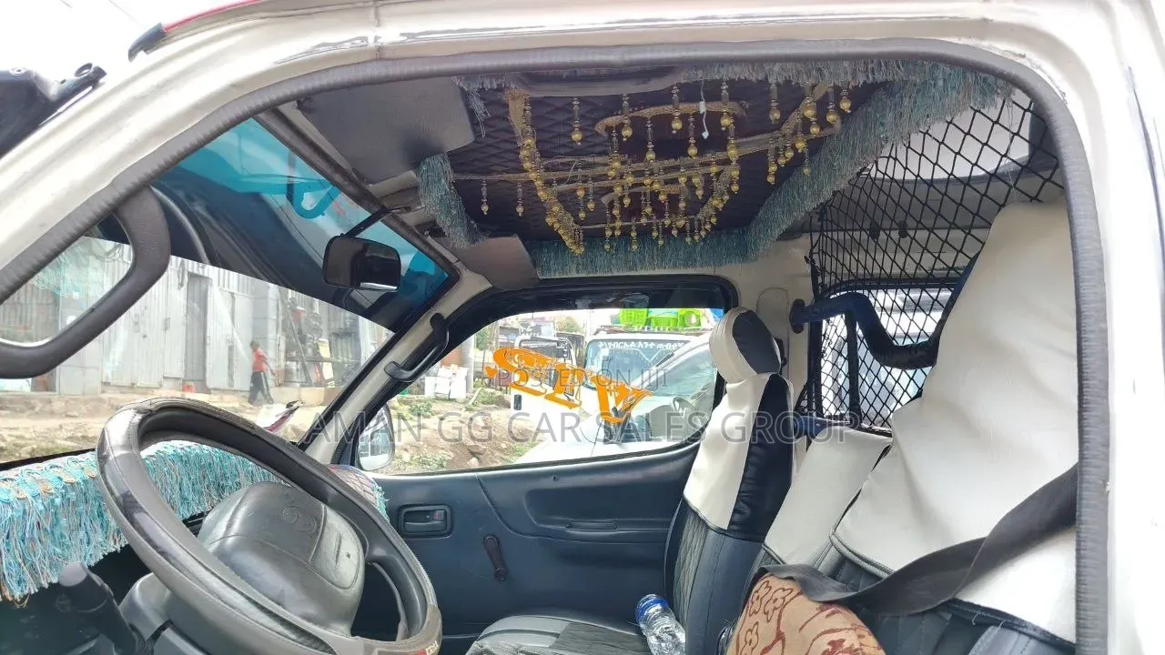 Toyota HiAce 2002 White