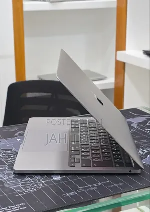 New Laptop Apple MacBook Pro 2020 8GB Intel Core i5 SSD 128GB