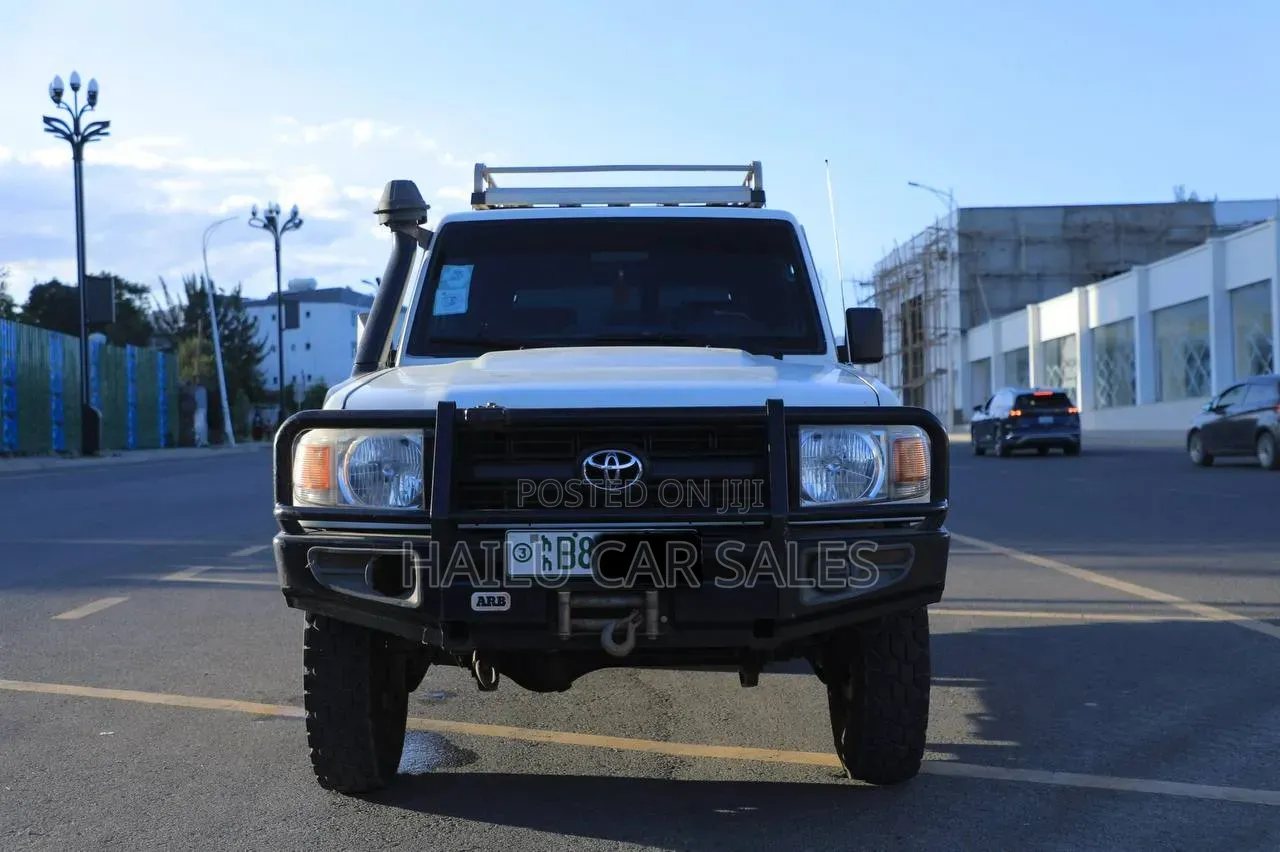 Toyota Land Cruiser 2016 White