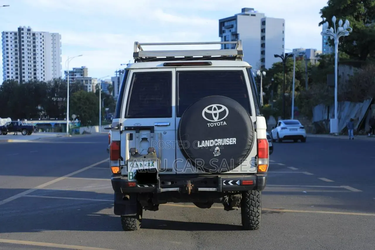 Toyota Land Cruiser 2016 White