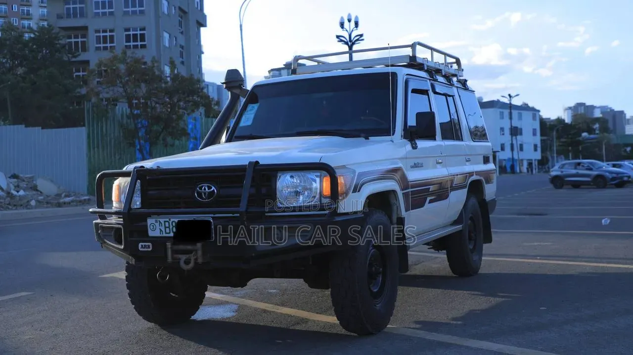 Toyota Land Cruiser 2016 White