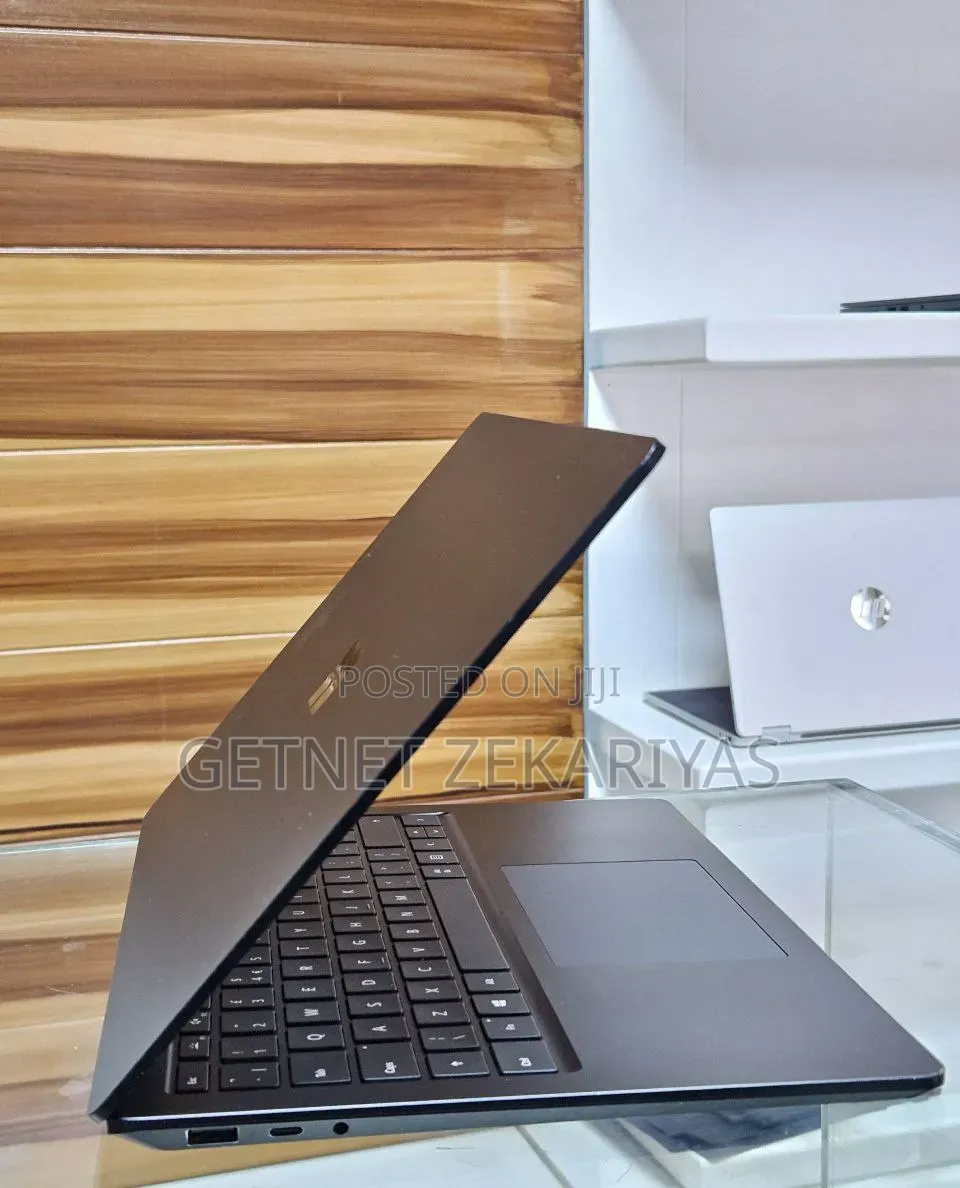 New Laptop Microsoft Surface 16GB Intel Core i7 SSD 256GB
