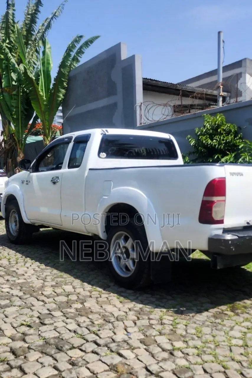 Toyota Hilux 2006 White