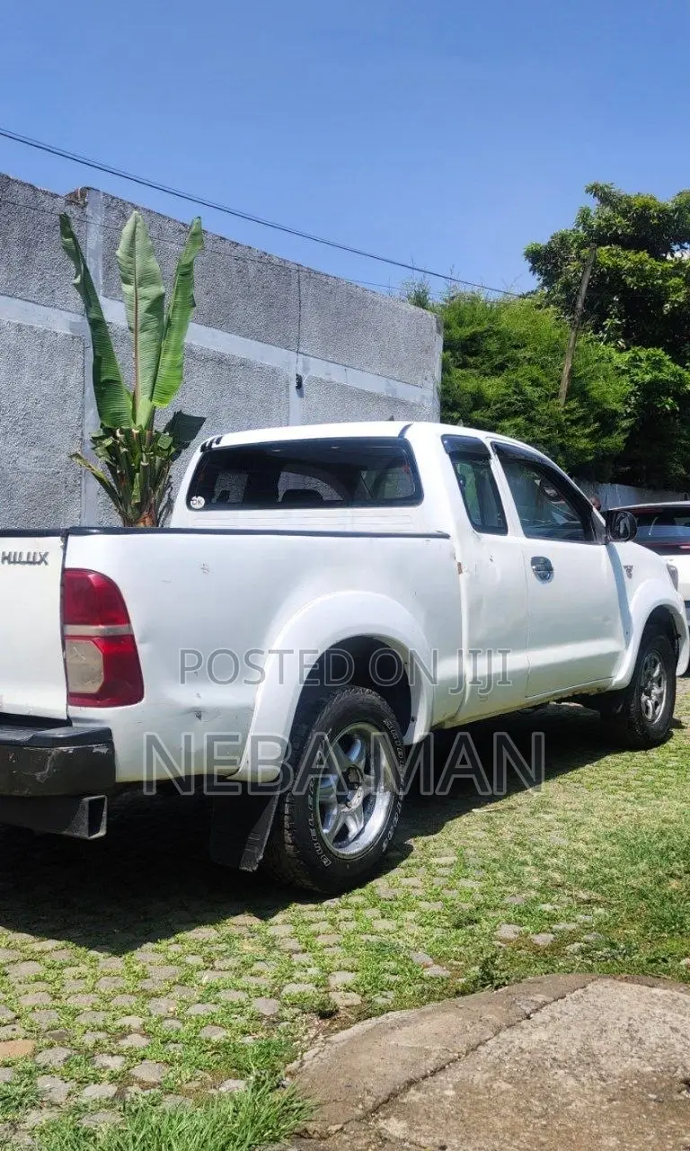 Toyota Hilux 2006 White