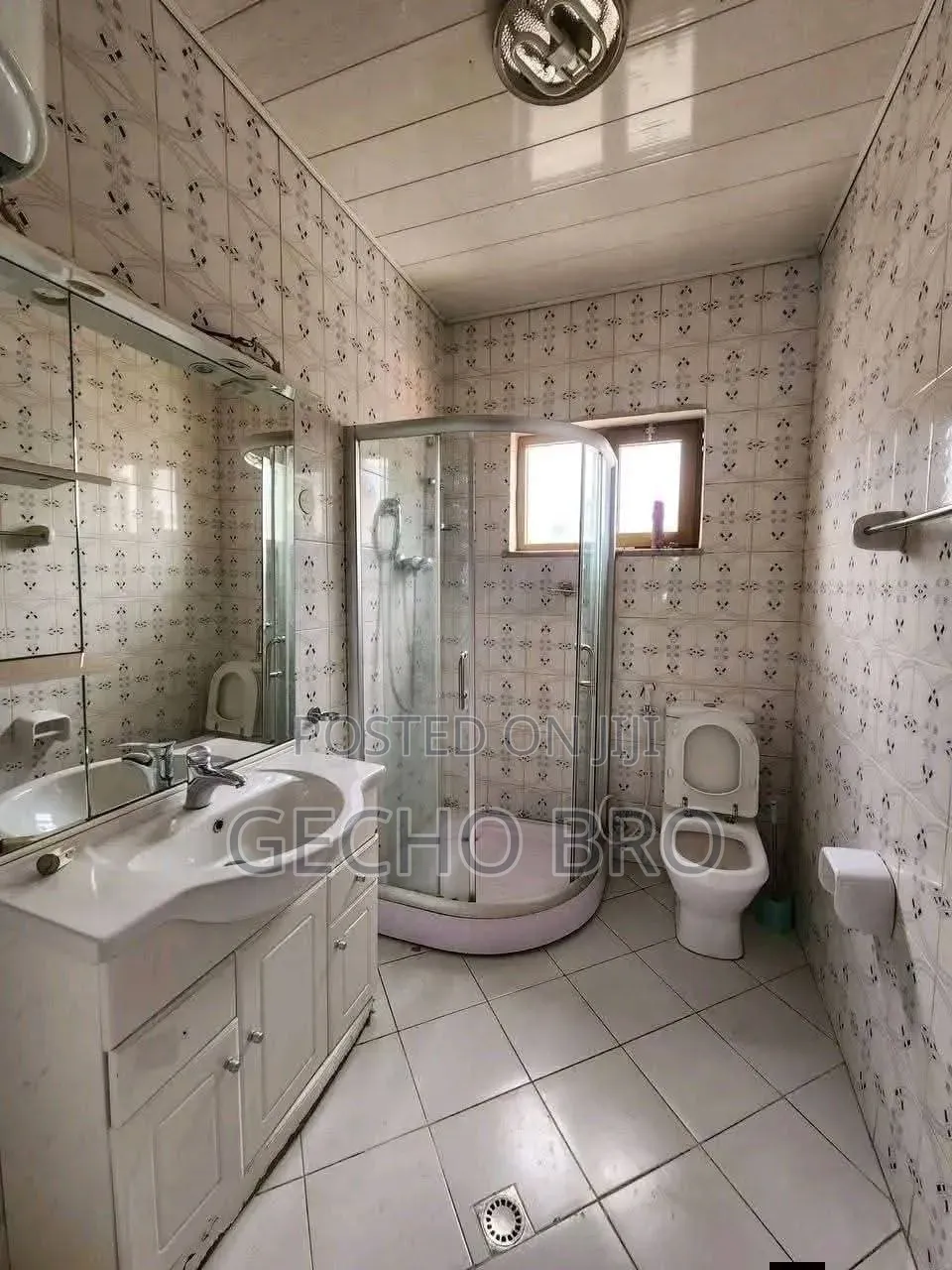 Furnished 8bdrm House in Bole for sale