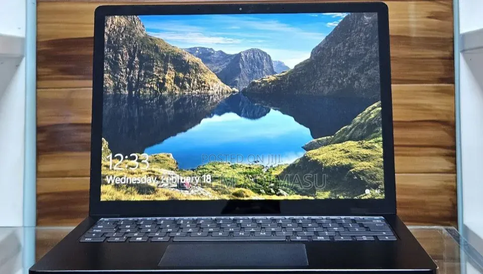 New Laptop Microsoft Surface 8GB Intel Core i7 SSD 256GB