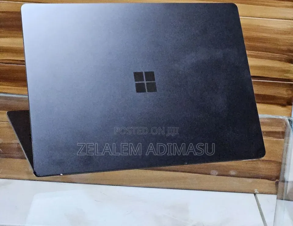 New Laptop Microsoft Surface 8GB Intel Core i7 SSD 256GB