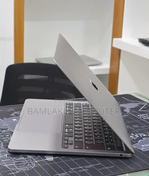 New Laptop Apple MacBook Pro 2020 8GB Intel Core i5 SSD 512GB