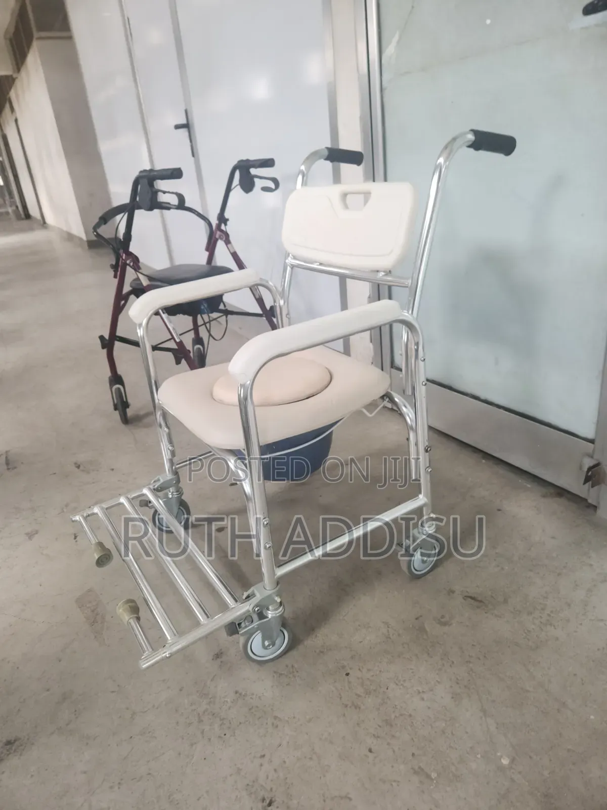 Bathroom Economical Portable Steel Toilet Chair Commode
Toilet Seat