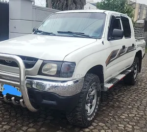 Toyota Hilux 2002 White
