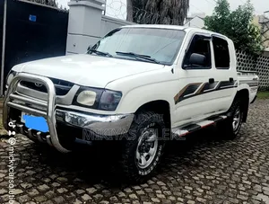 Toyota Hilux 2002 White