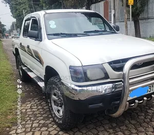 Toyota Hilux 2002 White