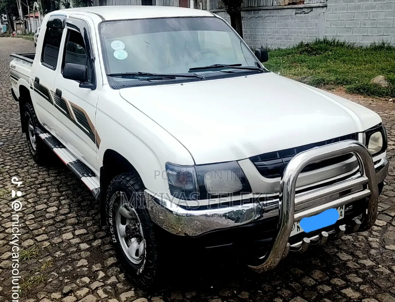 Toyota Hilux 2002 White