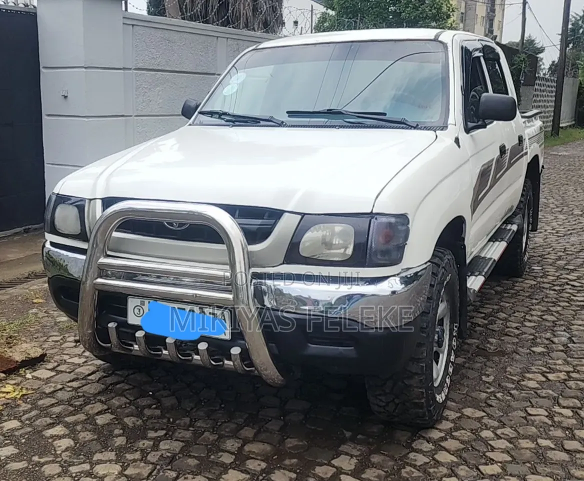 Toyota Hilux 2002 White