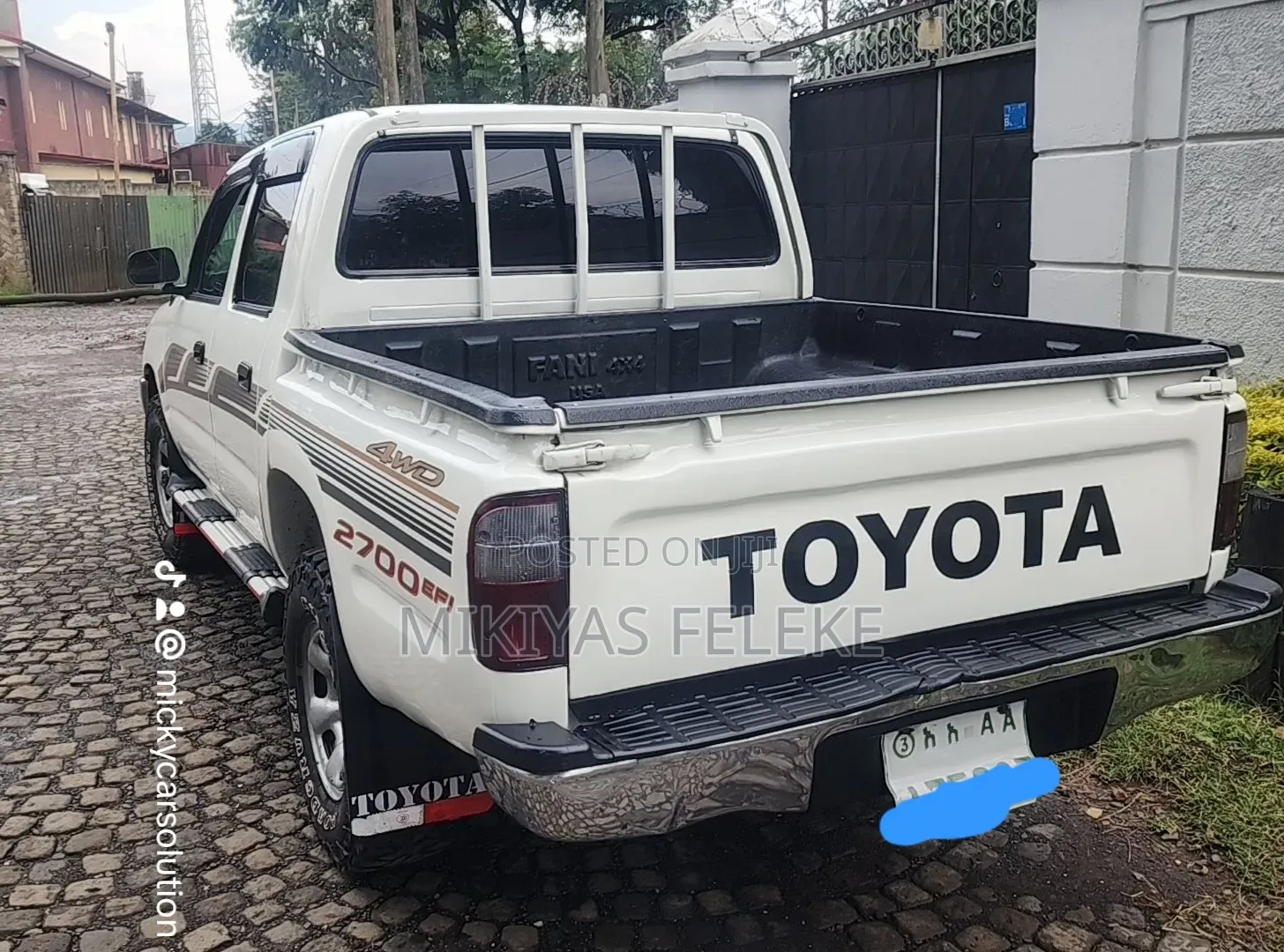 Toyota Hilux 2002 White