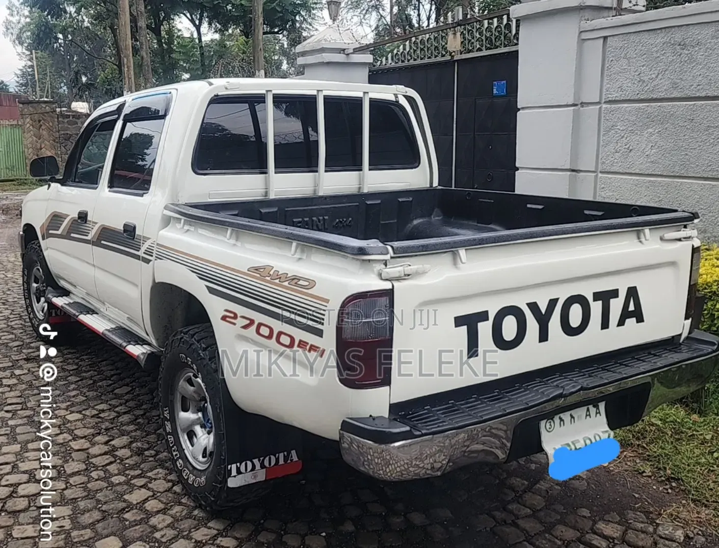 Toyota Hilux 2002 White