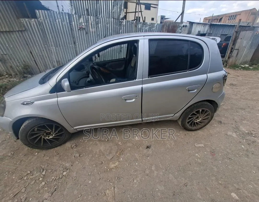 Toyota Vitz 2001 Silver
