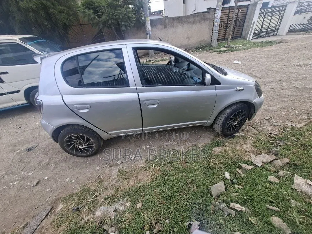 Toyota Vitz 2001 Silver