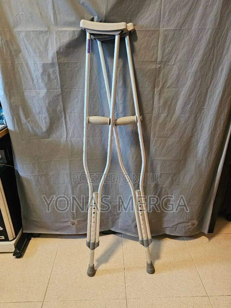 Bilateral Axillary Crutches岦巉accommodating Use by Adult, or Tall Adult