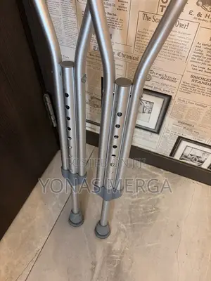 Bilateral Axillary Crutches岦巉accommodating Use by Adult, or Tall Adult