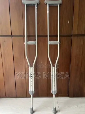 Bilateral Underarm Crutches彩得grips for Prolonged Comfort During Use.