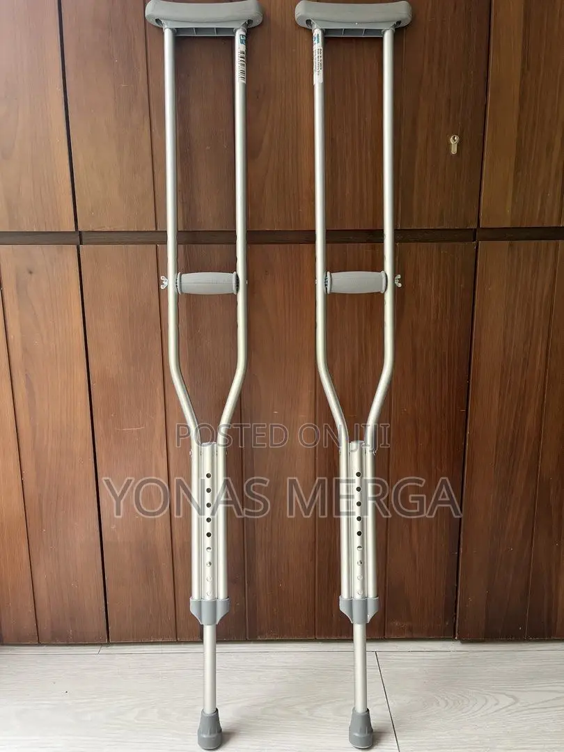 Bilateral Underarm Crutches彩得grips for Prolonged Comfort During Use.