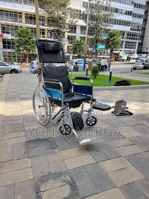Toilet Wheelchair疚甴footrests, Facilitating Easier Patient Transfers.